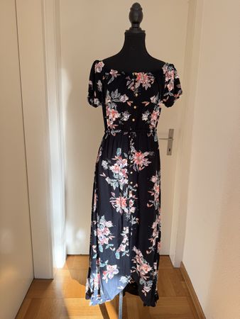 Kleid mit Carmen Ausschnitt