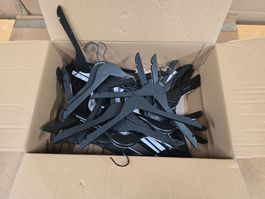 Posten gebrauchter schwarzer Kleiderbügel aus Holz ab 1.-