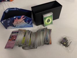 Lot de cartes Pokémon, boîtes et dés