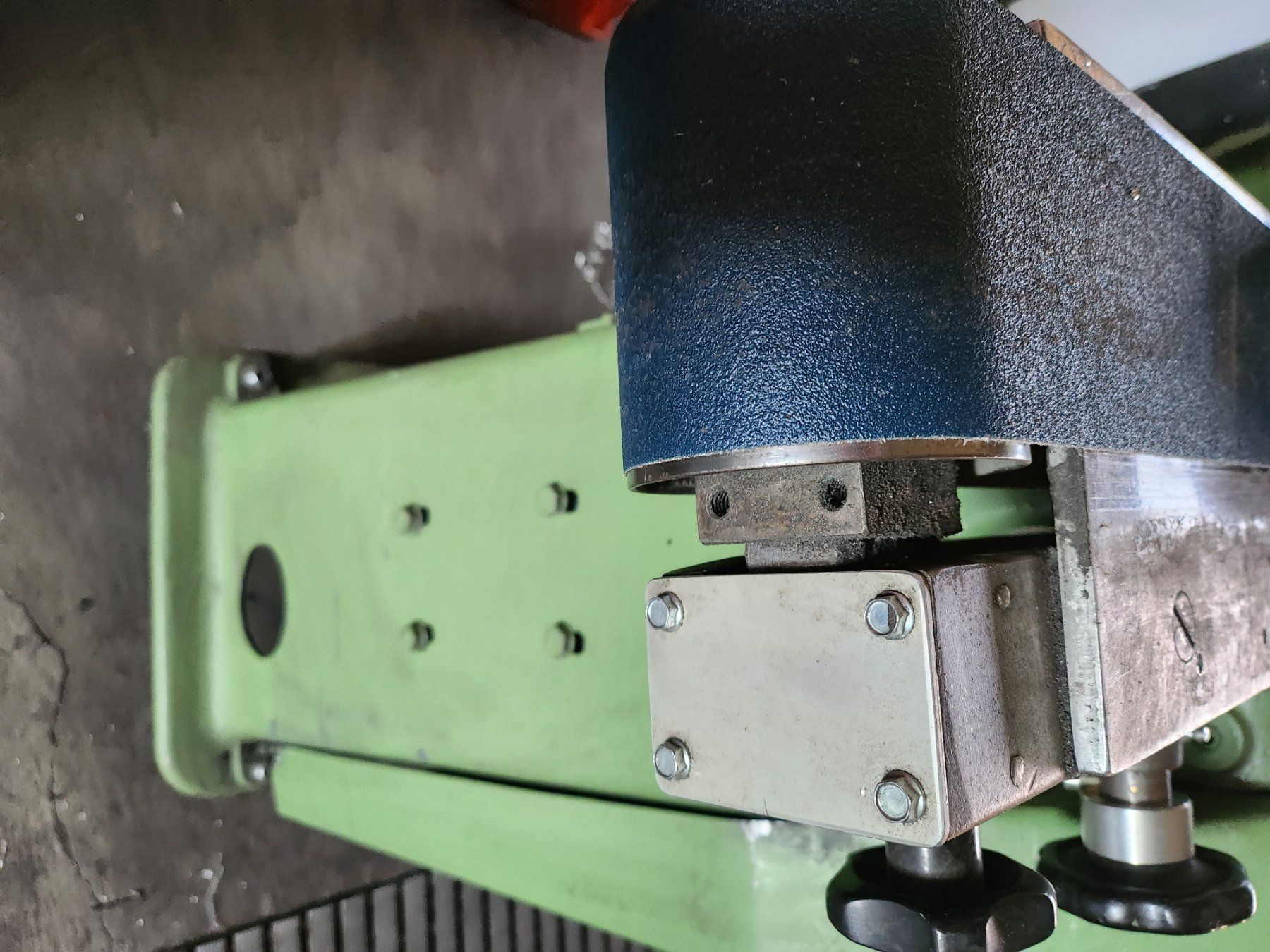 Smerigliatrici & Lucidatrici: BANDSCHLEIFER 380 VOLT, PROFIGERÄT mit 10 Stck. Ersatzbänder – Usato da Romanshorn venduto da Legere8 2