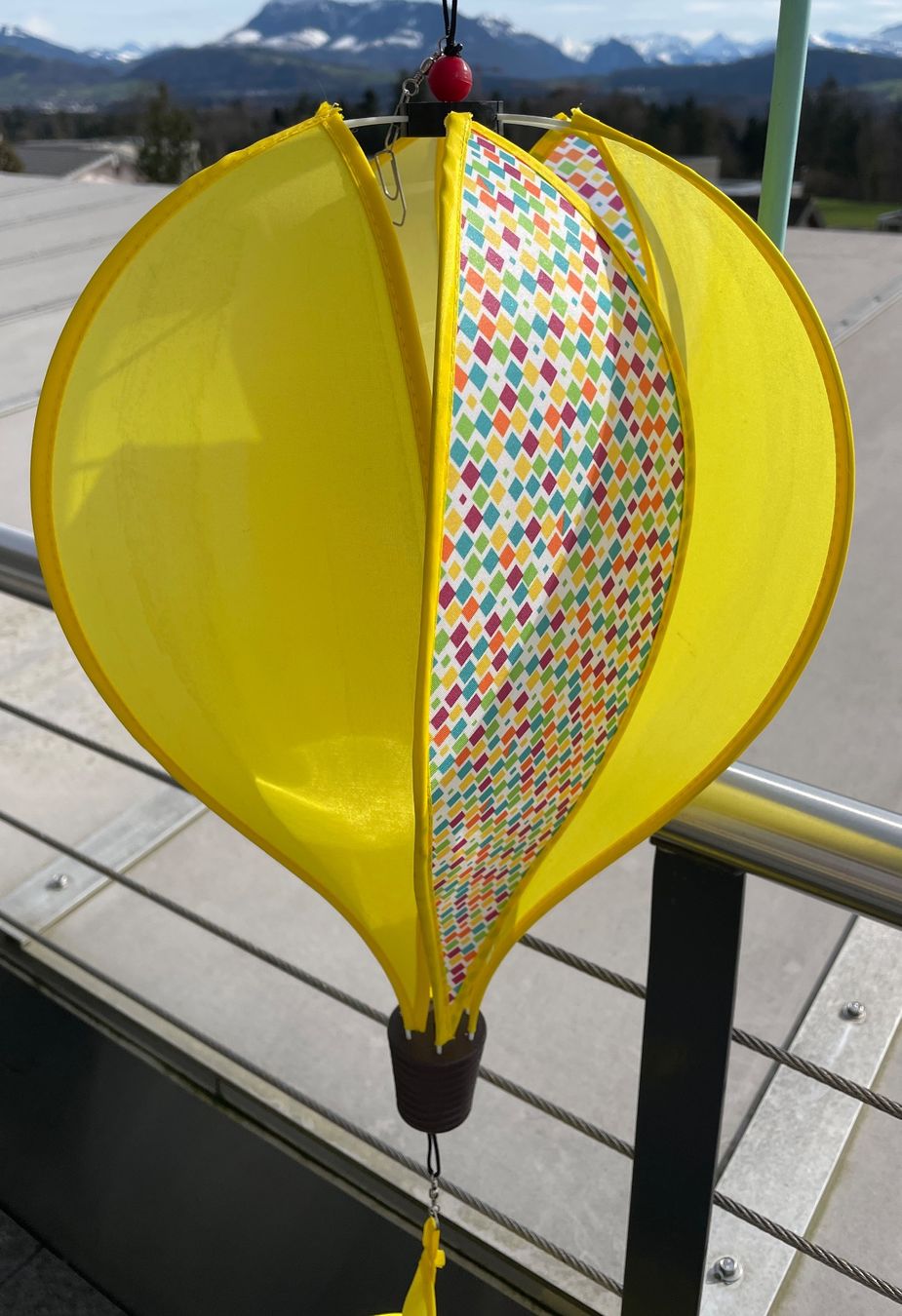 Sonstige Dekorationen & Accessoires: Windspiel Heissluftballon gelb – Gebraucht aus Rothenburg von Disney3 1