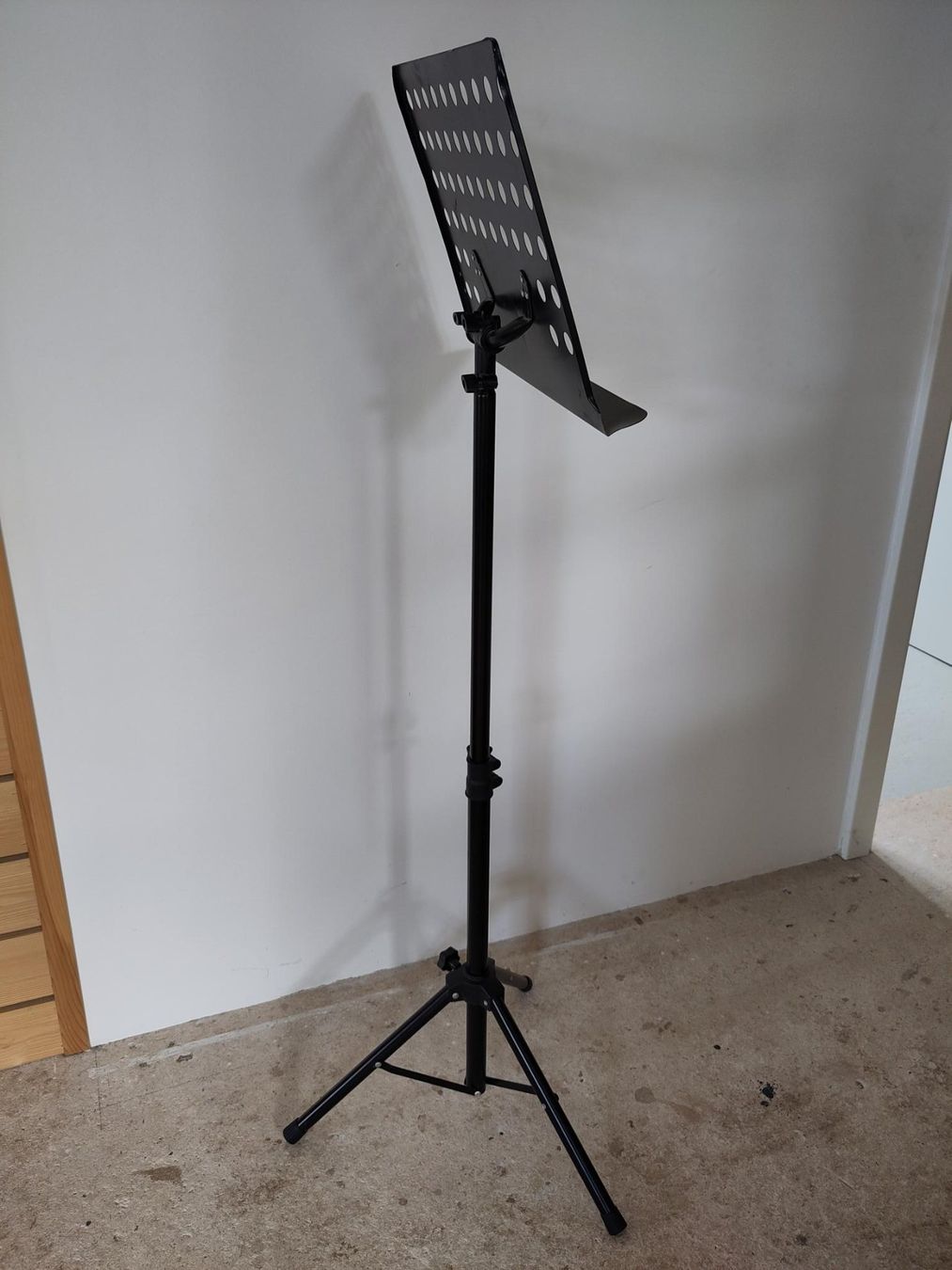 Supporti per strumenti musicali & leggii: Notenständer von C. Giant, schwarz – Usato da Diessenhofen venduto da bos_6g9n 1