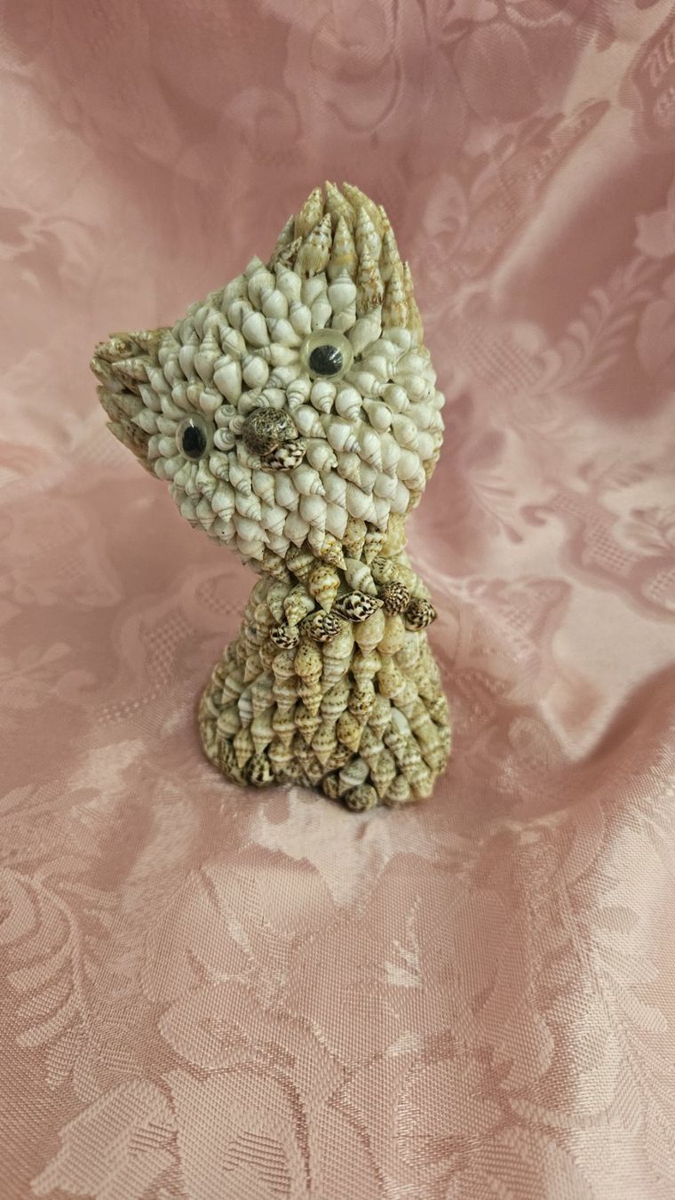 Statuette: Statuina gatto realizzata con conchigliette – Usato da Melano venduto da H-Sara