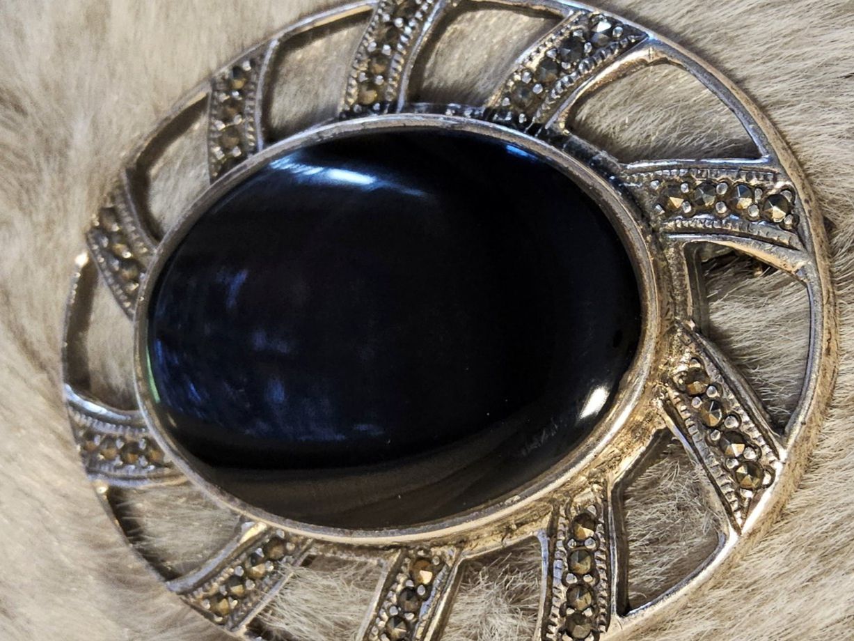 Spille & Fermagli: Vintage Onyx Sterling Silber Markasiten Brosche – Usato da Zürich venduto da Aleick 2