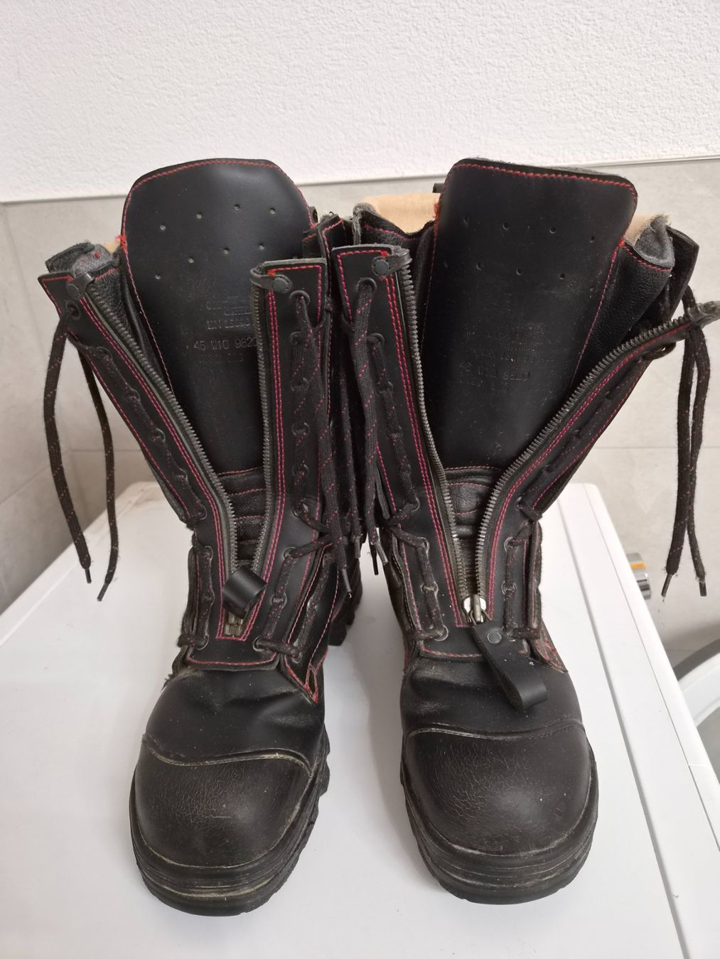 Scarpe da uomo: Feuerwehrstiefel Gr. 45, gebraucht – Usato da Schwanden i.E. venduto da Cothesama 2