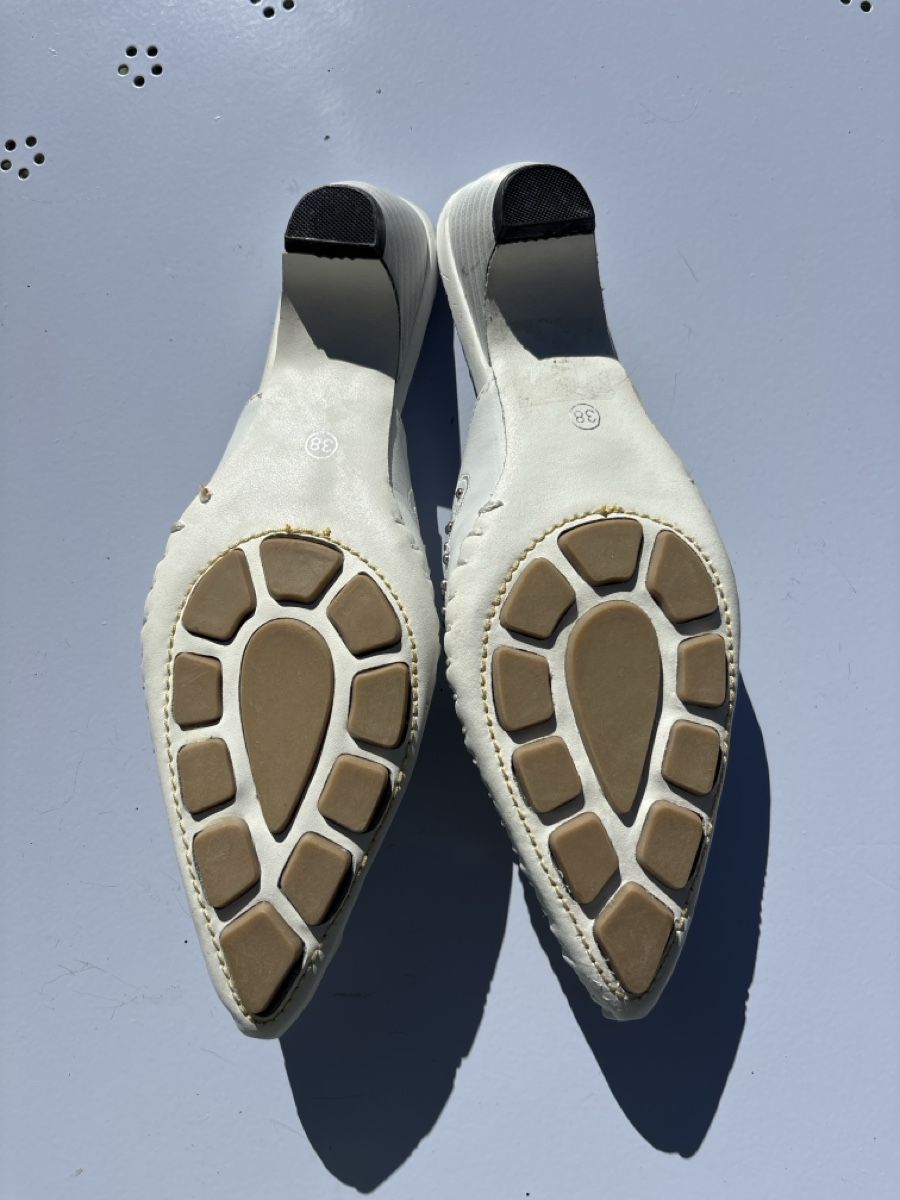 Scarpe da donna: Mules Bee Fly blanches avec clous pointure 38  – Usato da Bionnens venduto da raq_yx29 3