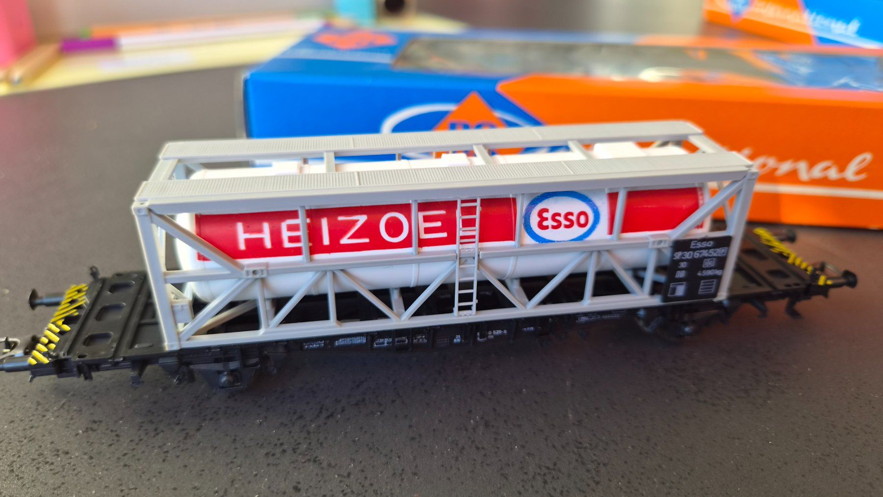Roco Modelleisenbahnen: Roco 4321 Containerwagen mit Container Esso H0 DC OVP – Neu und originalverpackt aus Huttwil von Tgv03