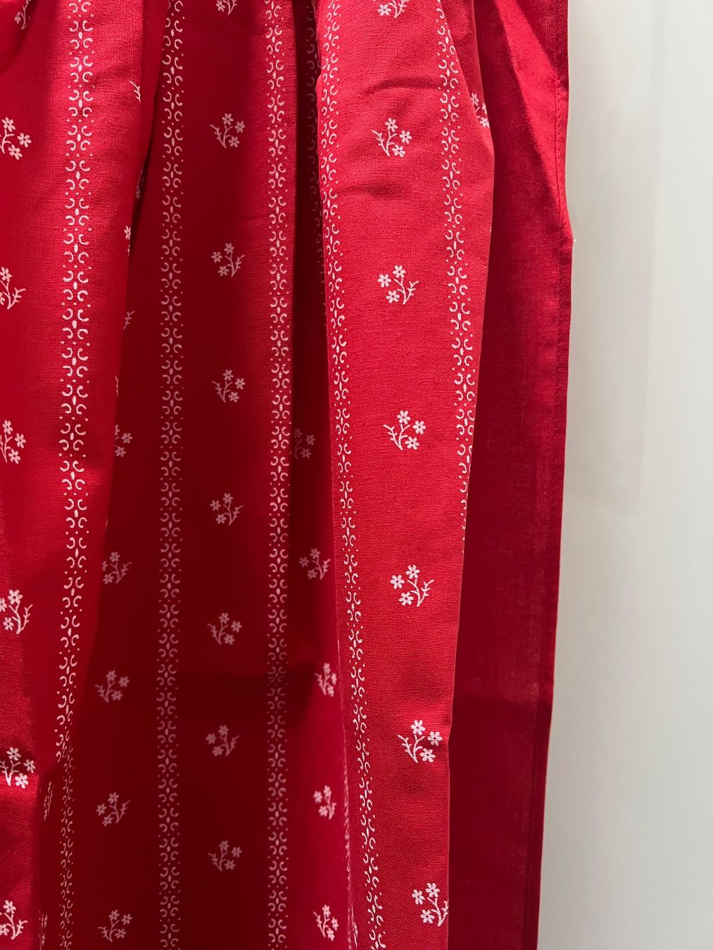Costumi tradizionali: Dirndl Schürze, Rot mit Blumenmuster – Nuovo e nell'imballaggio originale da Grindelwald venduto da wand_24 1