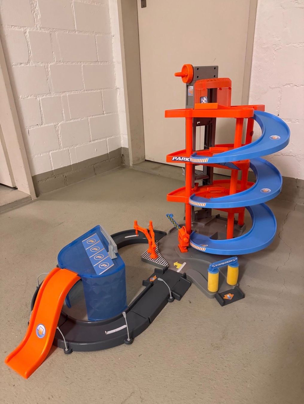 Jouets: Parkgarage / Parking with elevator – D'occasion à Birmensdorf ZH par nan_d5qd