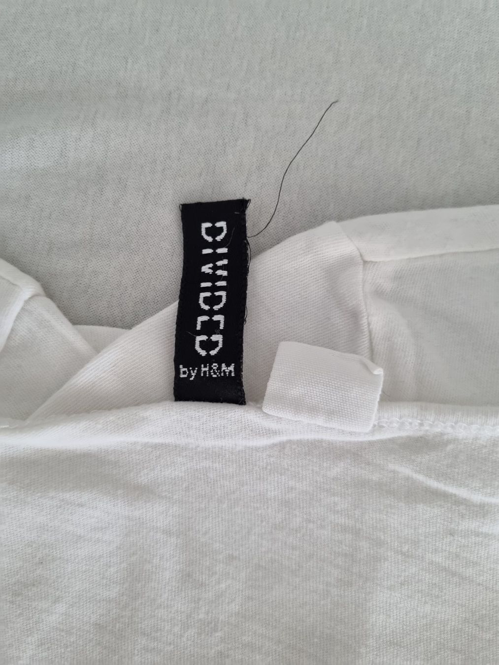 H&M T-Shirts: Weisses T-Shirt "Devided by H&M" (Gr. 36) – Gebraucht aus Gams von federli29 2