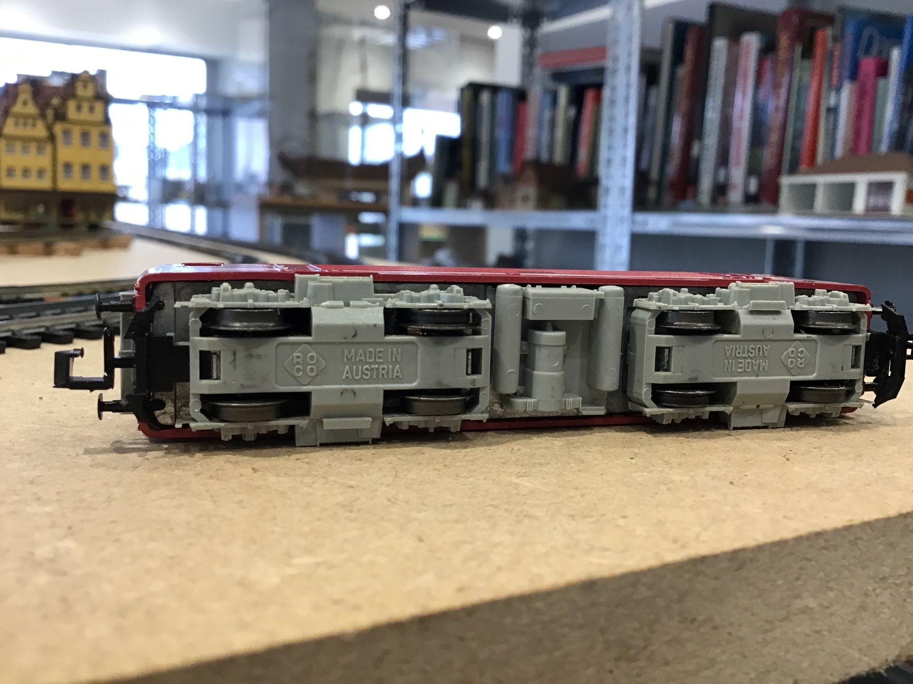 Roco Modellini di ferrovie: ROCO SPUR N- BR 143 579-4 DR - – Usato da Männedorf venduto da Modell-Spezialisten 4