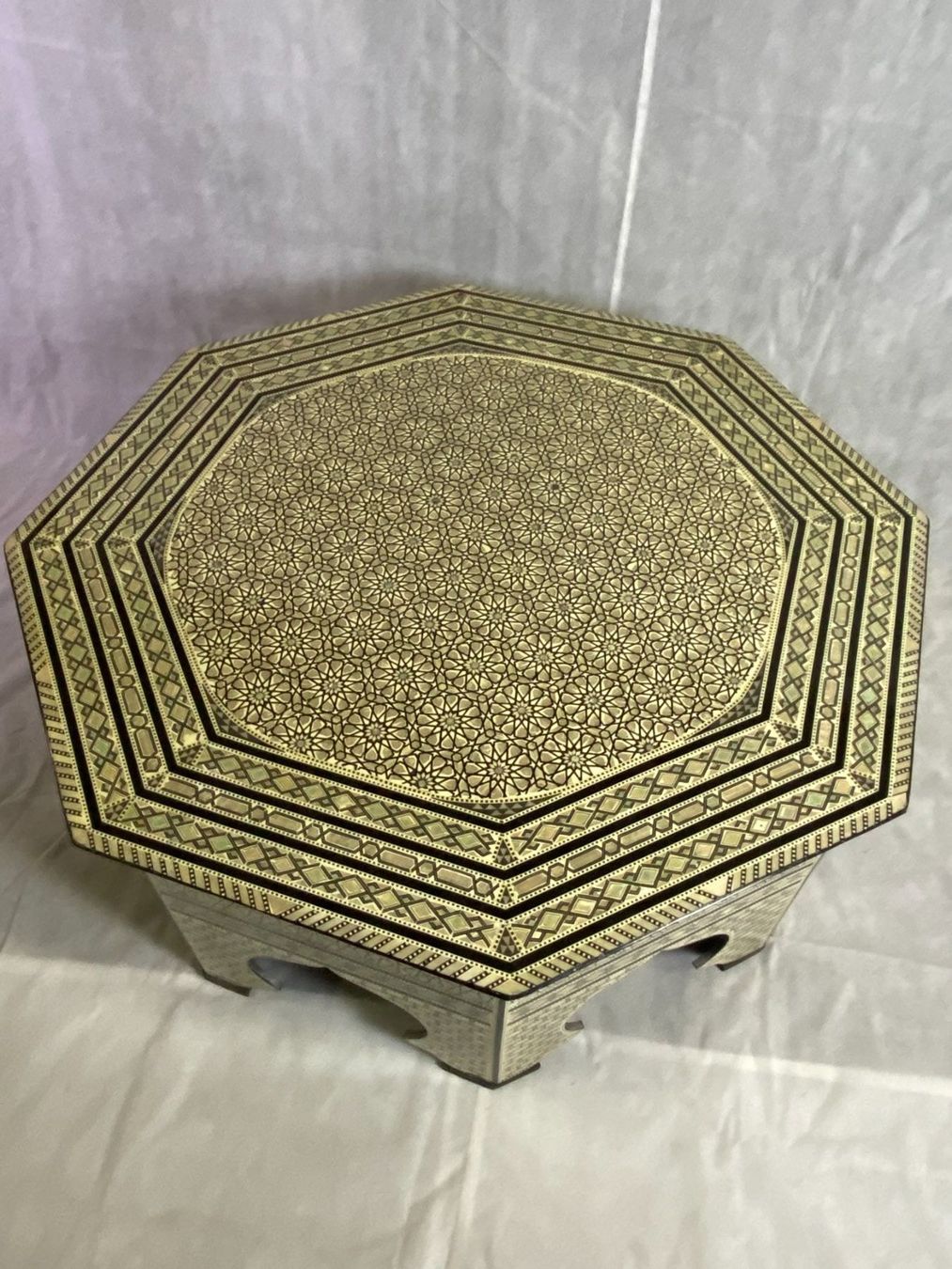 Tavoli: Table de salon marquetée de nacrée. – Nuovo (secondo la descrizione) da geneve venduto da louisart 1