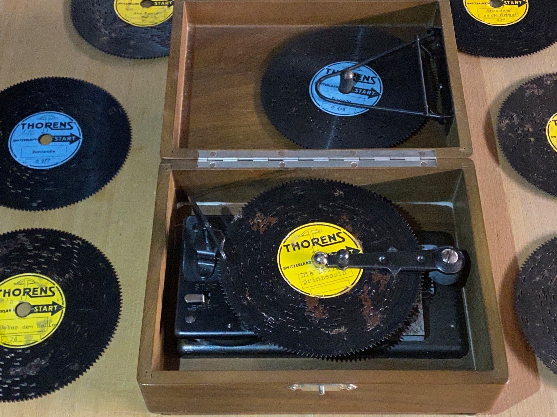 Thorens Spieldosen: THORENS POLYPHON ANTIKE SPIELBOX MIT 9 METALL LOCHPLATTEN – Gebraucht aus Vorderthal von cgar2009 3