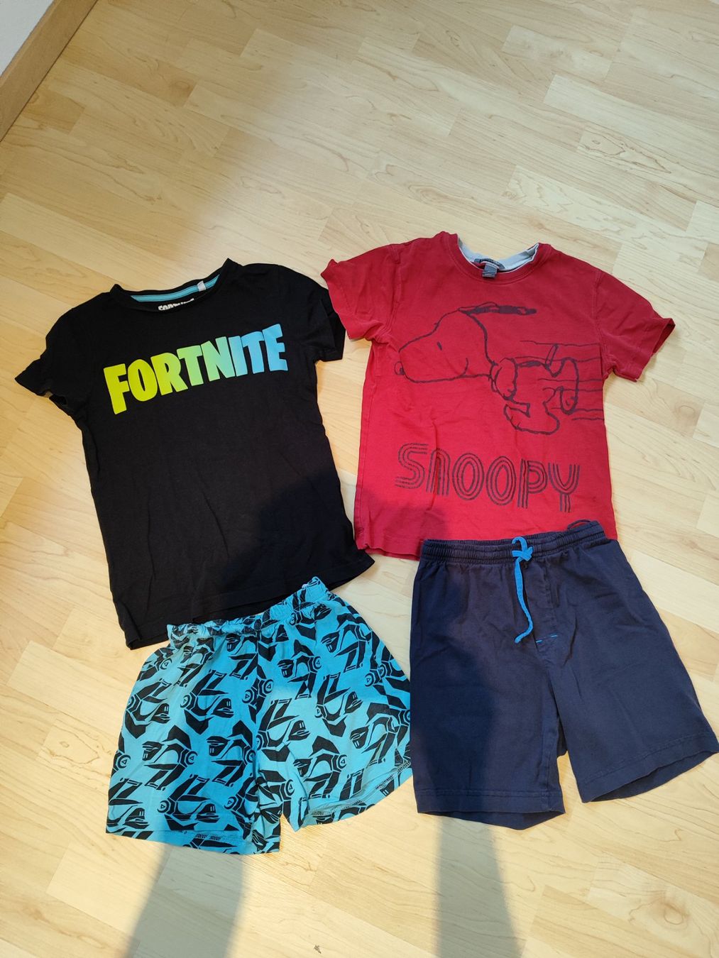 Pyjamas & Ähnliches: 4 Jungen Pyjamas, eines neu Gr. 122/128 – Gebraucht aus Seon von Mandes1 2