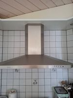 Küche Weiss  ohne Küchengeräte.