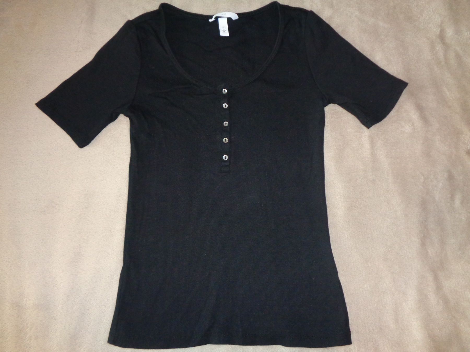 H&M T-shirt: H&M, Basic T-Shirt schwarz Grösse S gerippt Knopfleiste – Usato da Bottenwil venduto da topshop