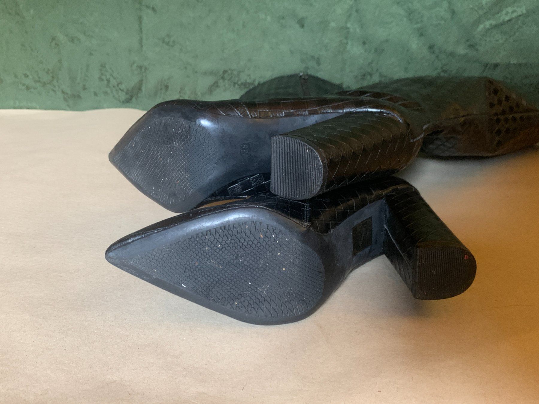 Scarpe da donna: Schwarze kniehohe Stiefel mit Blockabsatz – Usato da Chalais venduto da Decoarts.art 4