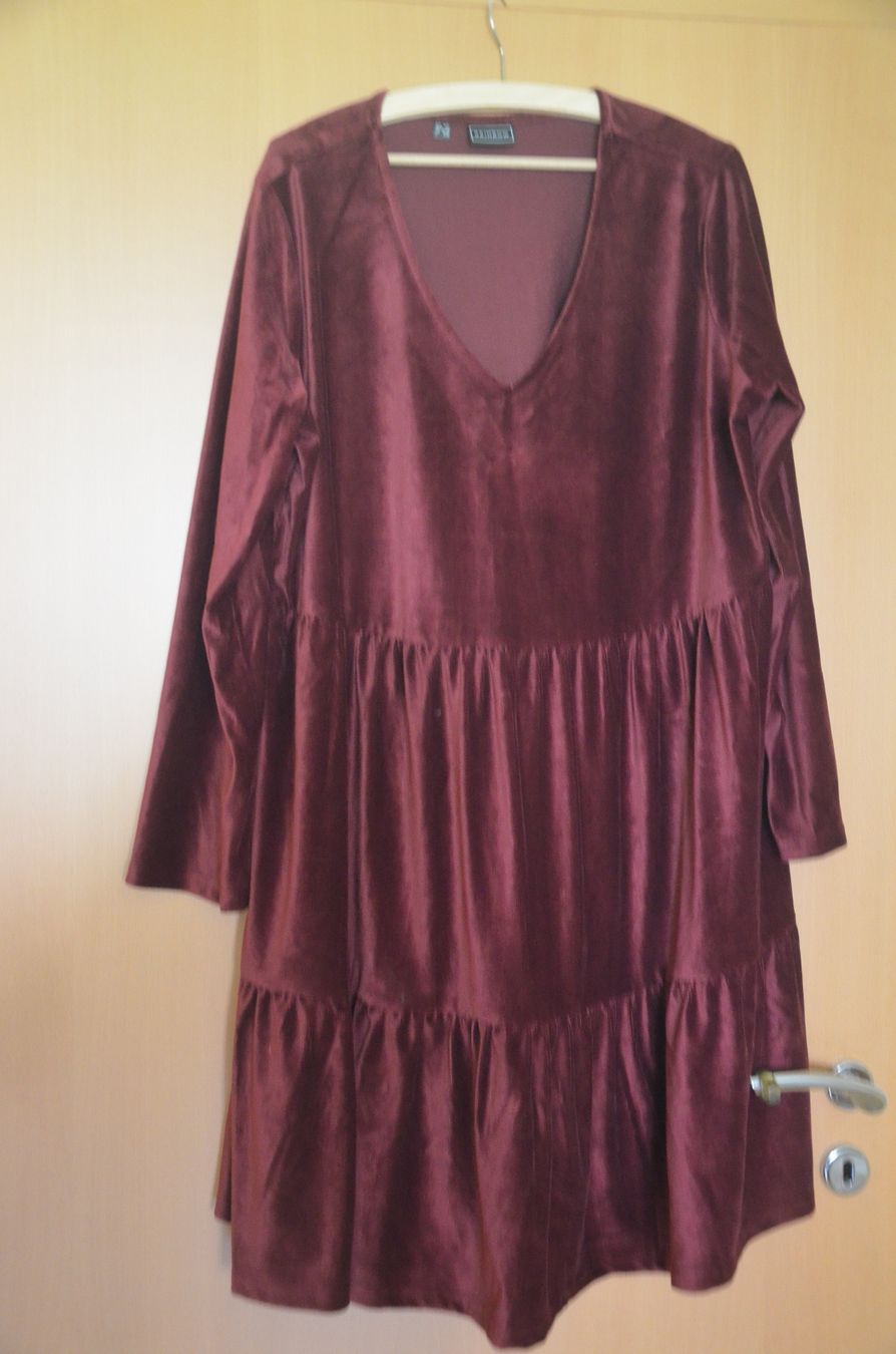 Vestiti: TAILLE 48-50 - ROBE NEU - SAMT – Nuovo e nell'imballaggio originale da Chiasso venduto da Dolly015