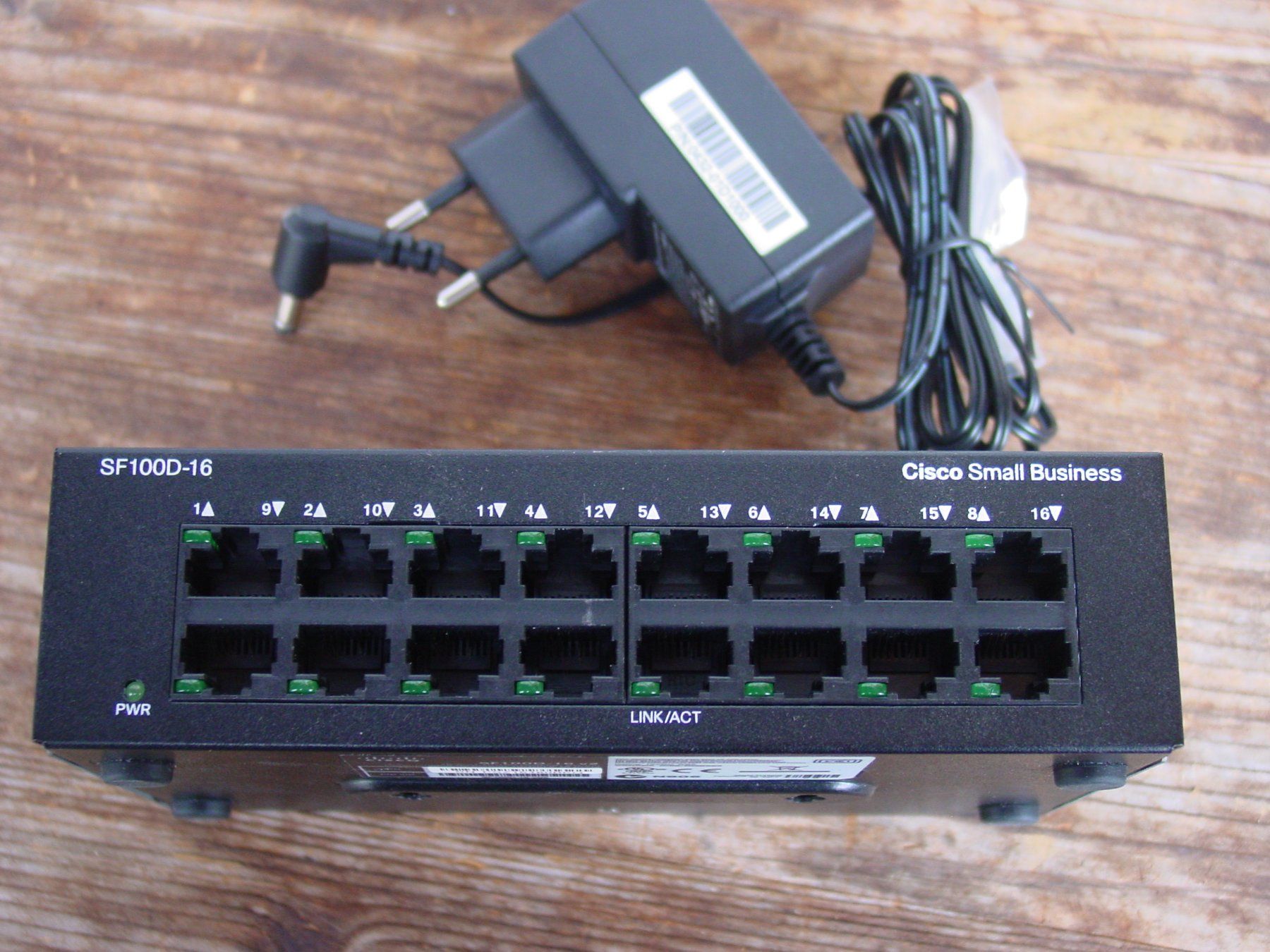 Cisco Server: Cisco Smal Business SF100D-16 Desktop Switch – Usato da Ursenbach venduto da rekruten-shop 1