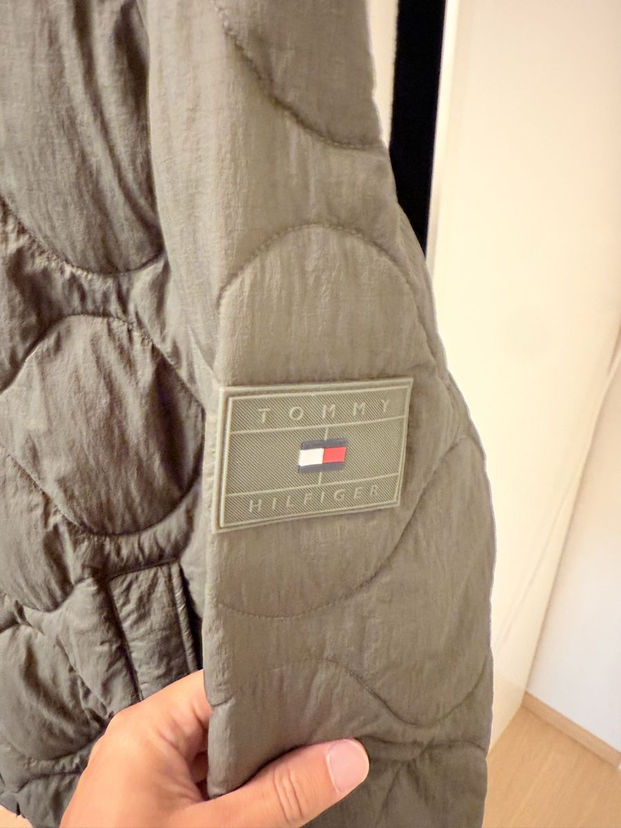 Tommy Hilfiger Giacche: Tommy Hilfiger leichte Daunenjacke – Usato da Näfels venduto da sellmemoric 1