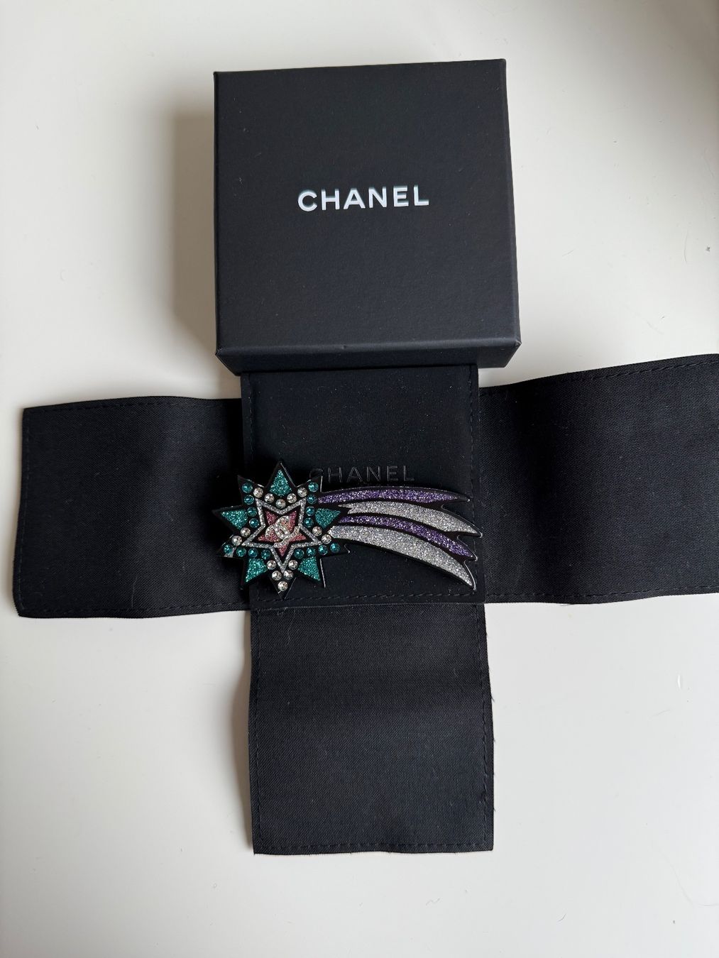 Chanel Spille & Fermagli: Chanel Brosche – Nuovo e nell'imballaggio originale da Winterthur venduto da 19.19