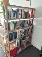 Schönes Bücherregal in Holzoptik – 5 Ablageflächen