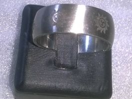 RING EDELSTHAL SILBER FARBE MIT SCHWARZ GEMACHT