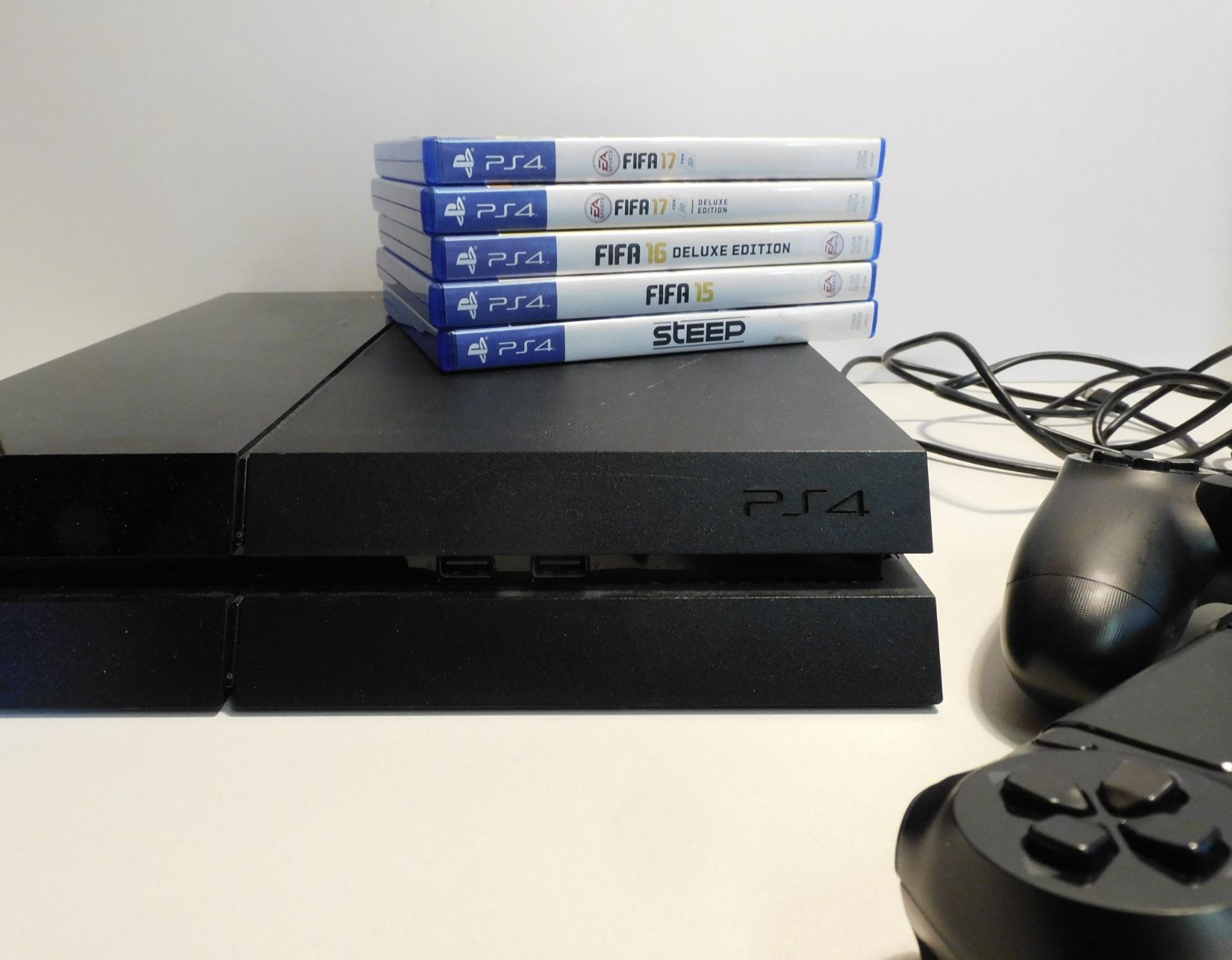 Sony Konsolen: PS 4 Konsole 2 Controller u 5 Spiele PS 4  funktioniert – Gebraucht aus Sursee von 76