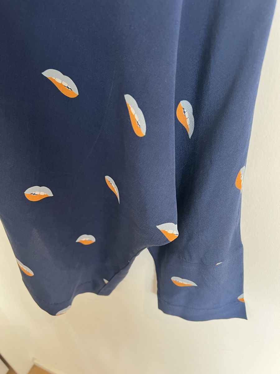 Camicette: ODEEH Seidenbluse, dunkelblau mit Lippenprint, Gr. 38 – Usato da Meilen venduto da Dievondort 4
