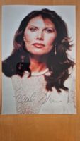 Maud Adams, Original Autogramm auf Foto in Farbe
