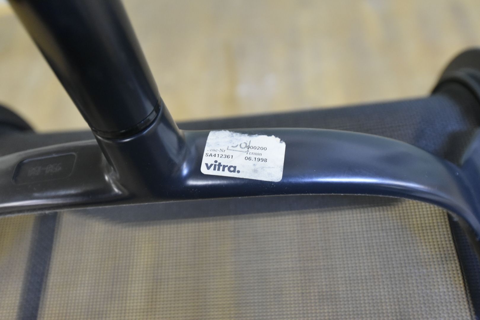Vitra Sedie: Vitra Eames Aluminium Chair EA 108 Netz Schwarz – Usato da Lichtensteig venduto da Usedinstorecom 3