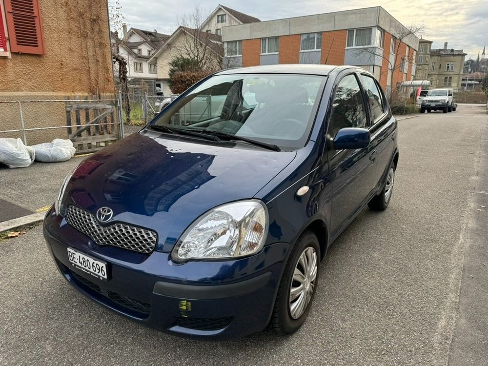 Toyota Yaris 1.3 (2005) | 8-fach-bereift | Mit Klimaanlage