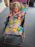 Puppenwagen aus Metall mit Puppe und Zubehör