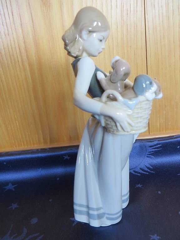 Lladro Statuette: Lladro Daisa Figur,Mädchen mit 3 Welpen – Usato da Langrickenbach venduto da zwiebel03 3