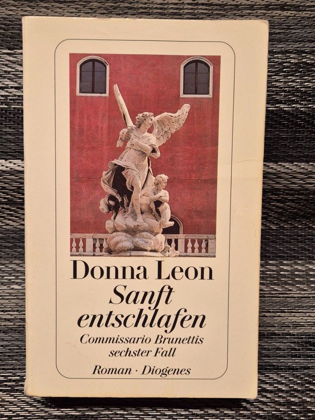 Bücher: Donna Leon: "Sanft entschlafen" – Gebraucht aus Rüttenen von Mushorn