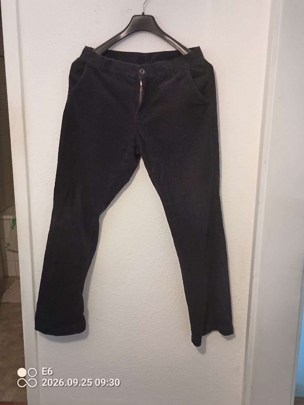 Pantalons: Schwarze Manchesterhose Marke: Livergy – D'occasion à Zürich par Mitzi6