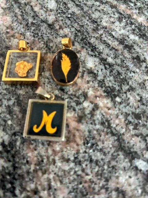 Pendentifs: 3 pendentifs métal doré – D'occasion à Evilard par nenette01 1