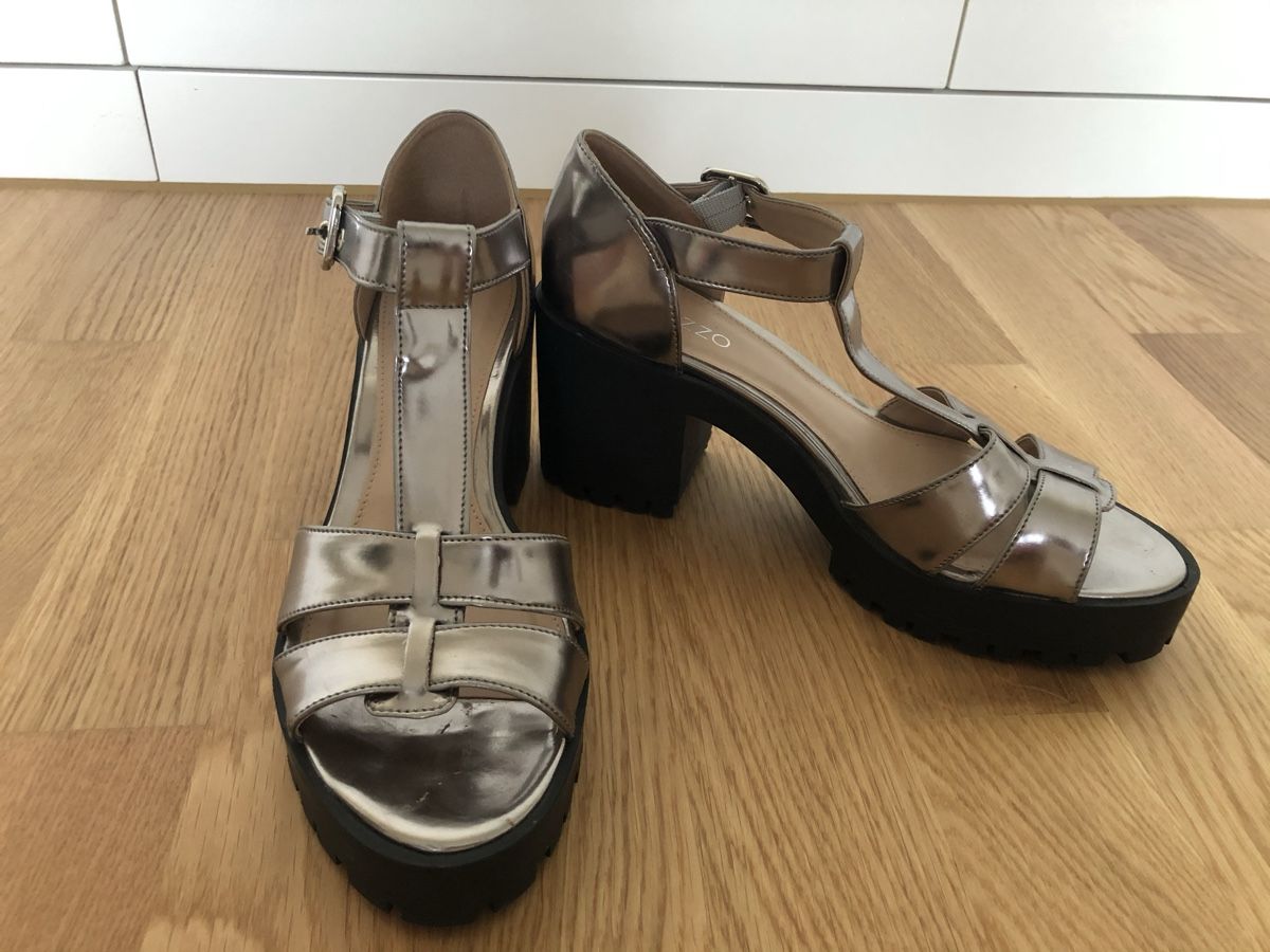 Scarpe da donna: Silver Heels Size 38, Comfortable & Stylish! – Usato da Basel venduto da cib_2dqm