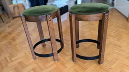 2 stilvolle Barhocker mit grünem Samt – Robust & Charmant