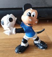 Mickey Mouse als Fussball Torwart Bully