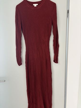 Bordeaux-rotes geripptes Strickkleid (H&M) in Grösse M