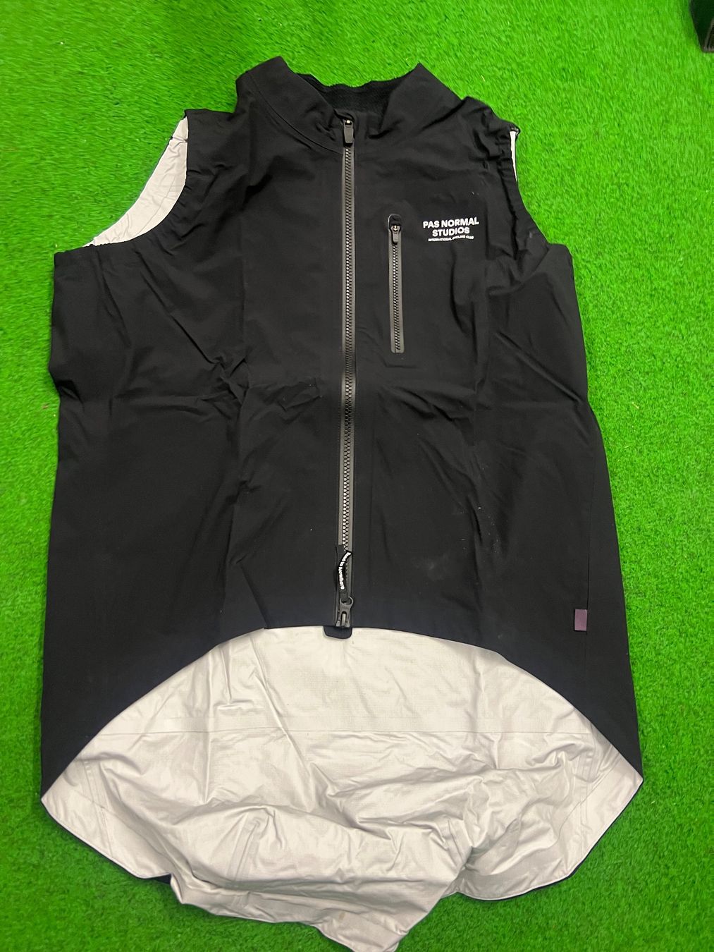 Gilets & Westen: Pas Normal Studios Men’s Essential Shield Gilet Size L – Neu (gemäss Beschreibung) aus Neuchâtel von jon_588l