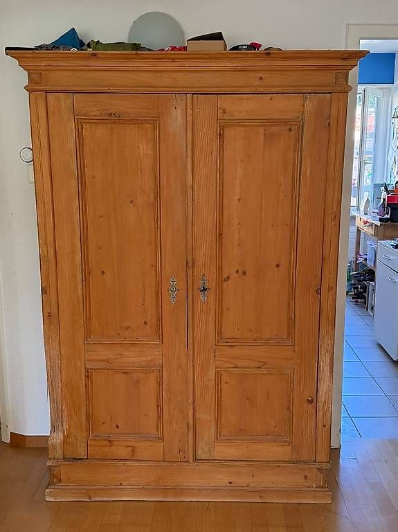 Schränke: Alter Holzschrank – Gebraucht aus Dietikon von sha_9bn9