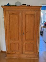 Alter Holzschrank