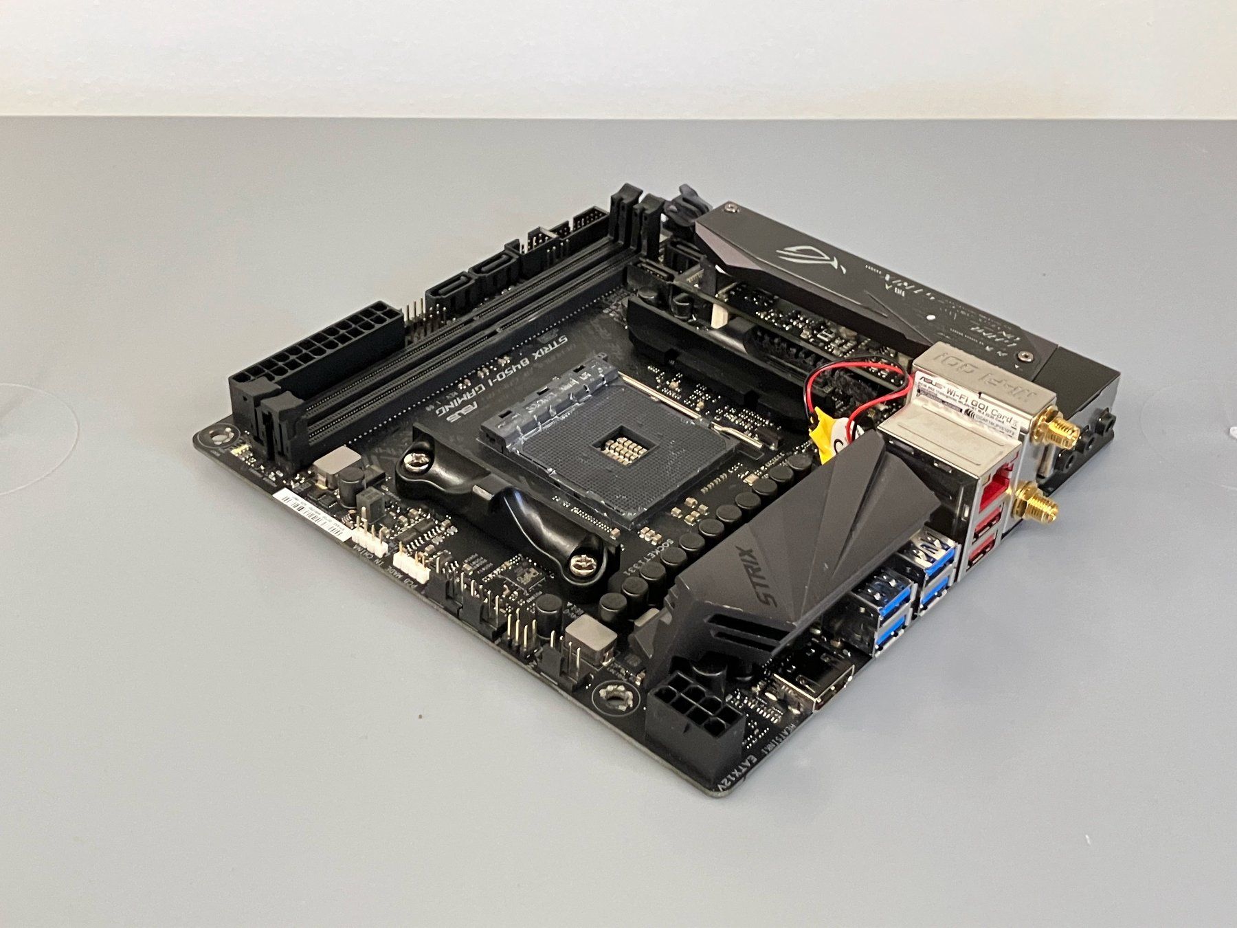 Asus Cartes mère: ASUS ROG Strix B450-I Gaming - Mini-ITX AM4 – D'occasion à Zürich par sekirkis 3