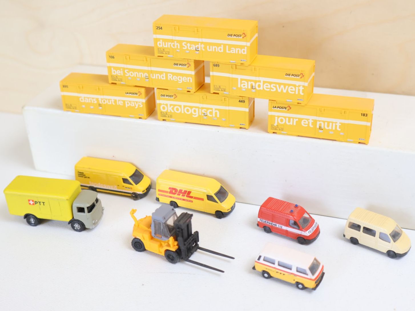 Modellini di ferrovie: MINIS & Co viele Post Container & Modellauto Set - Spur N – Usato da Winterthur venduto da Monstera