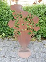 Rost: Amphore grosse Gartendekoration: Rosenstrauss in Vase
