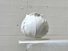 Vaso in porcellana dalle forme organiche, anni ’70