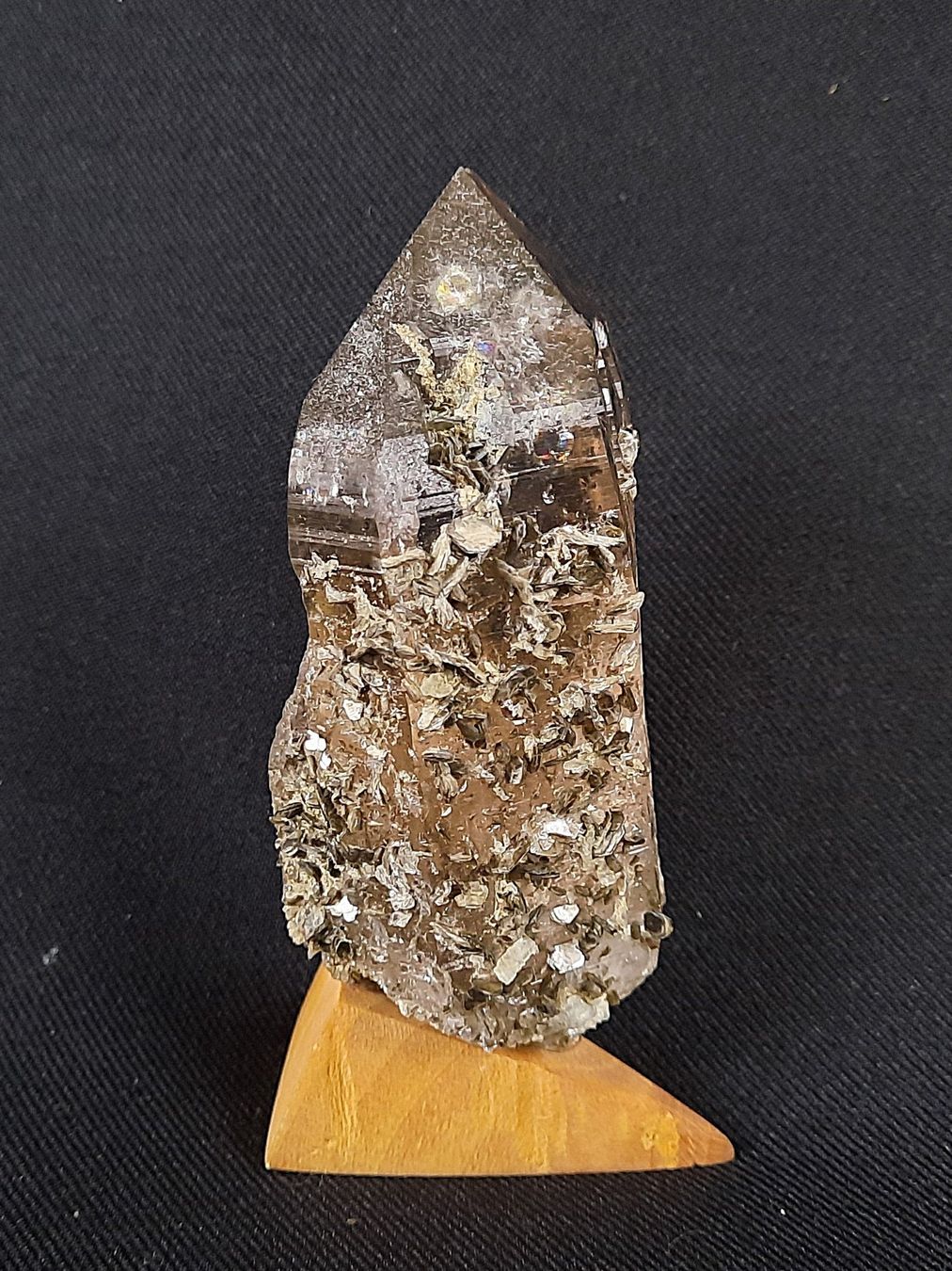 Mineralien & Heilsteine: Rauchquarz mit Holzsockel – Gebraucht aus Beinwil am See von Restwert_Beinwil