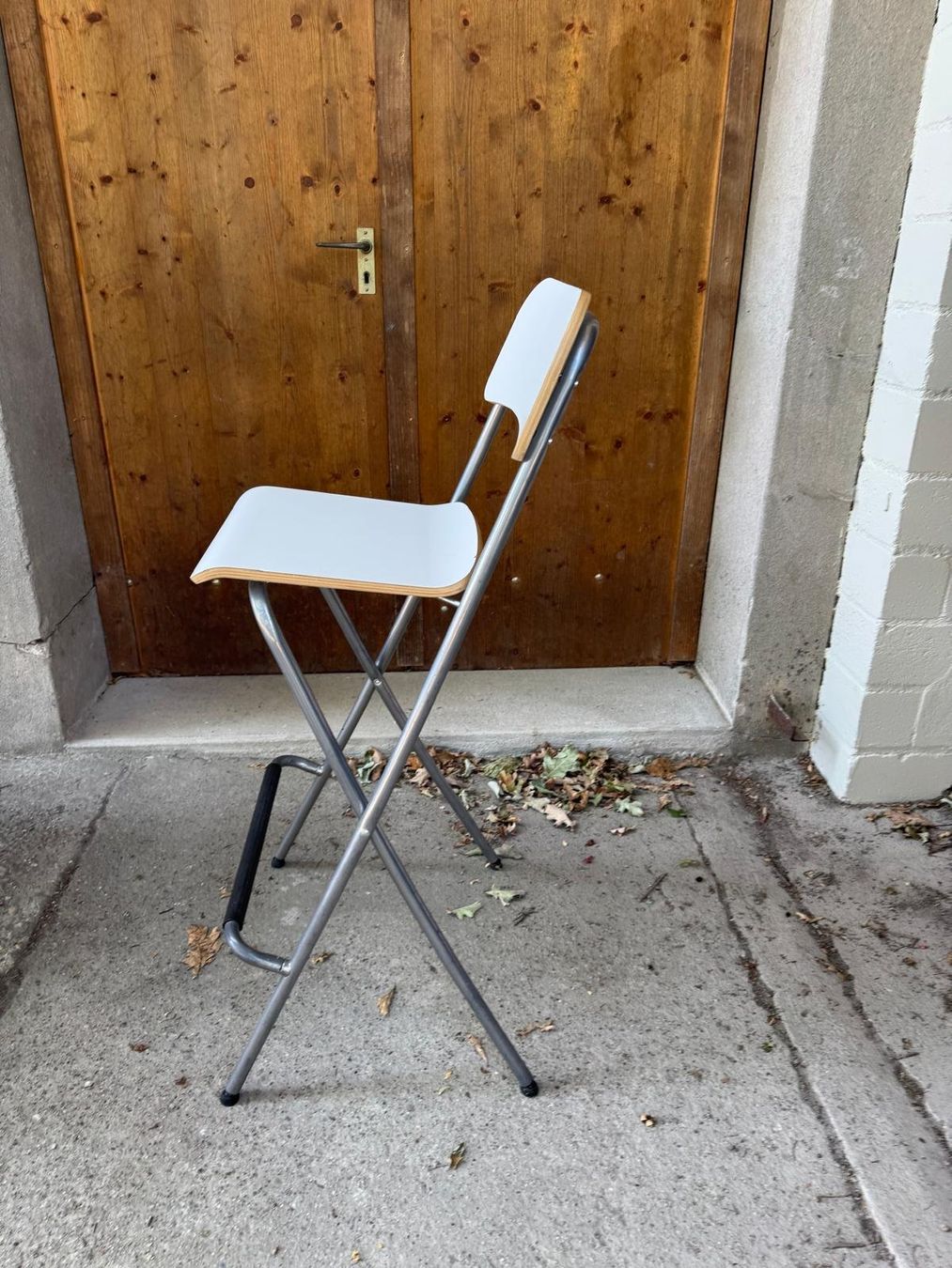 Chaises: Weisser Holzklappstuhl – D'occasion à Utzenstorf par M.Kaesermann